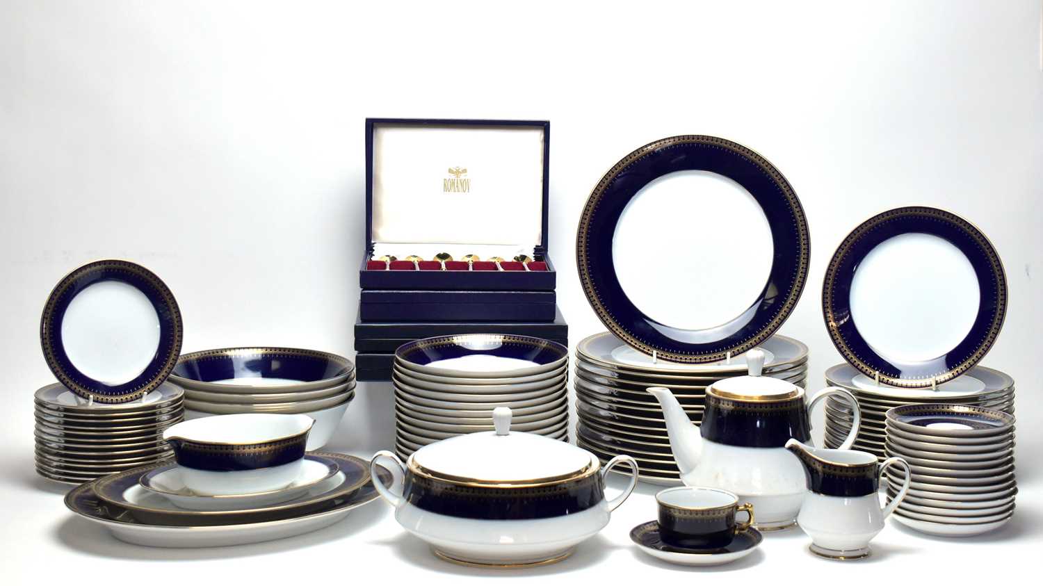 Lot 913 - An extensive Romanov porcelain dinner and