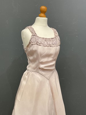 Lot 216 - A 1940s pale cinder rose ribbed satin evening dress