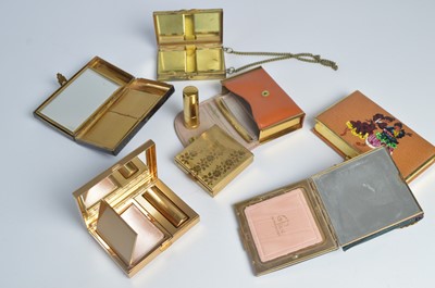 Lot 113 - 1940s Rex Fifth Avenue and other purse kits and combination vanities
