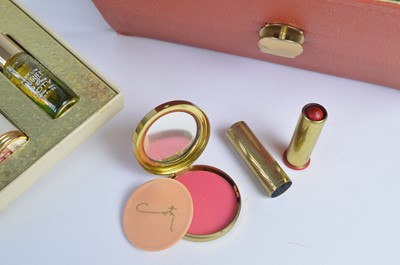 Lot 117 - 1930s and later Coty compacts and beauty products