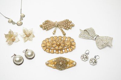 Lot 18 - 1930s goldtone and lustrous costume jewellery, including a paste-set bow brooch
