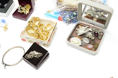 Lot 140 - A box of costume jewellery; and gold jewellery