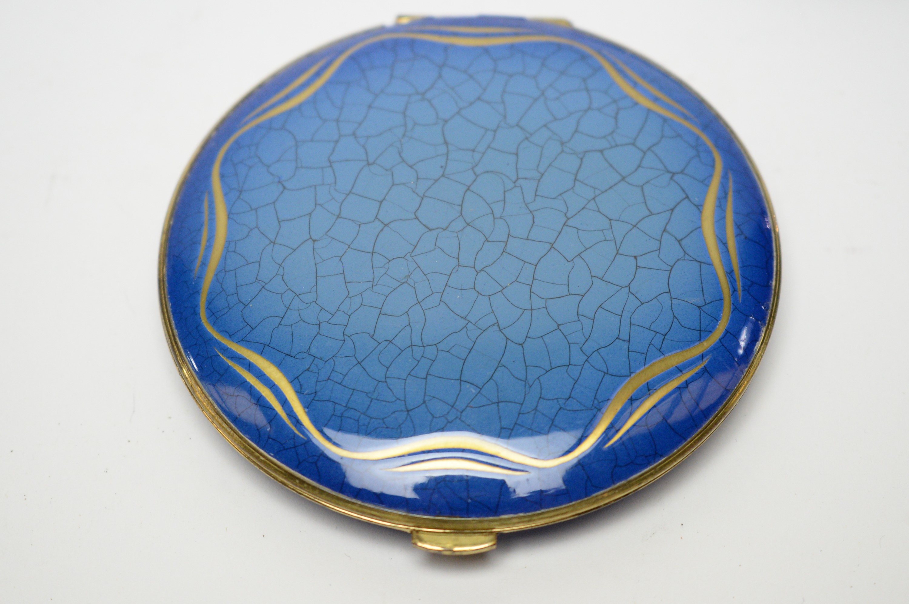 Lot 67 - 1930s Art Deco loose powder compacts,