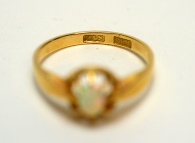 Lot 134 - An opal ring