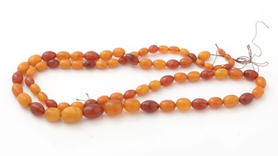 Lot 521 - An amber necklace