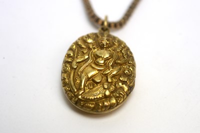 Lot 146 - An 18ct yellow gold mounted Indian locket pendant