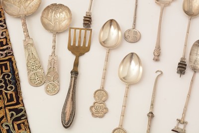 Lot 116 - A quantity of Chinese and other Far Eastern silver spoons