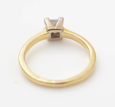 Lot 527 - A solitaire diamond ring