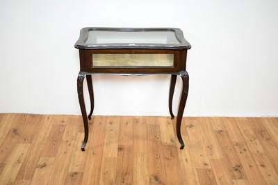 Lot 25 - An early 20th Century mahogany and glass bijouterie table