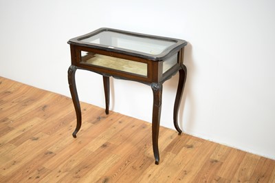 Lot 25 - An early 20th Century mahogany and glass bijouterie table