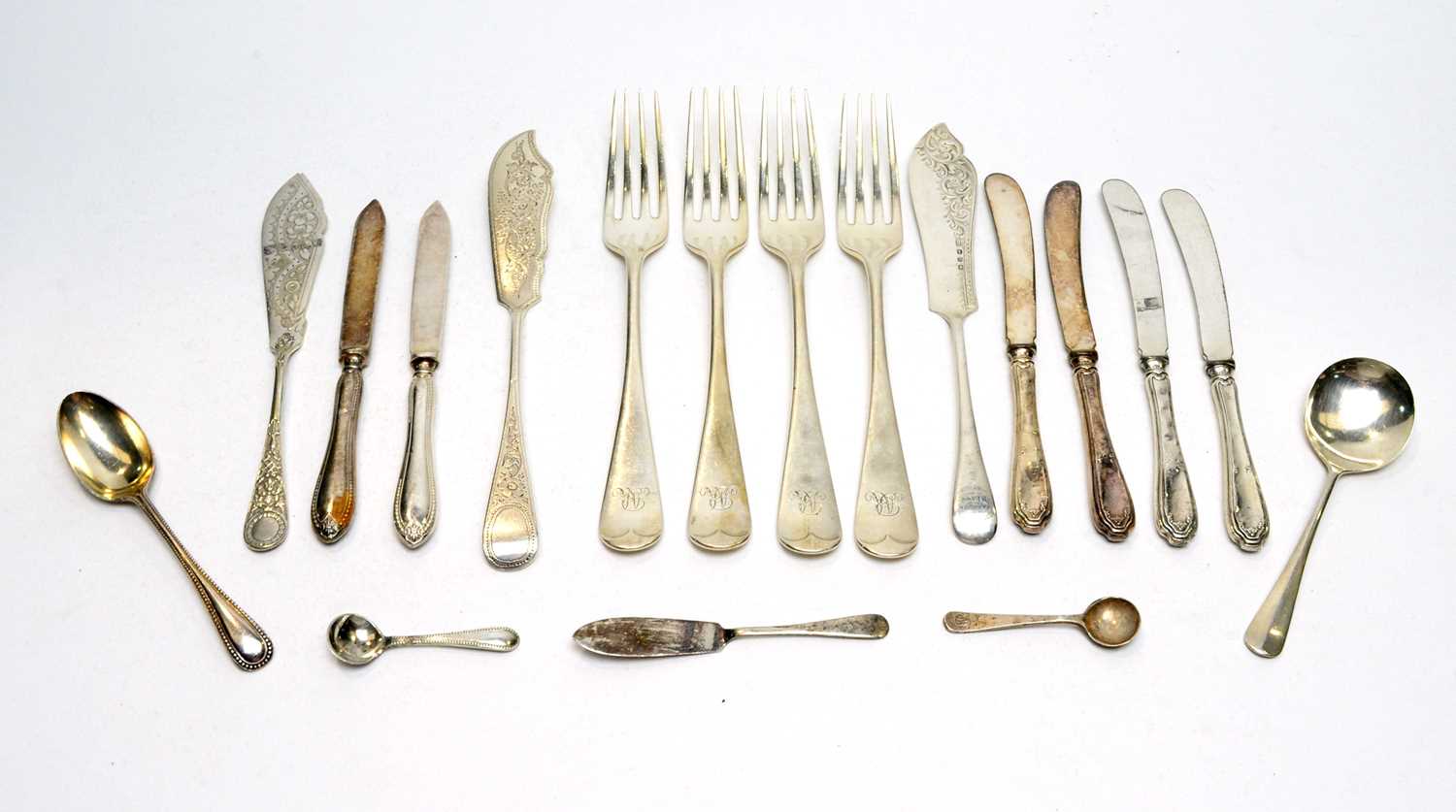 Lot 107 - A selection of silver items