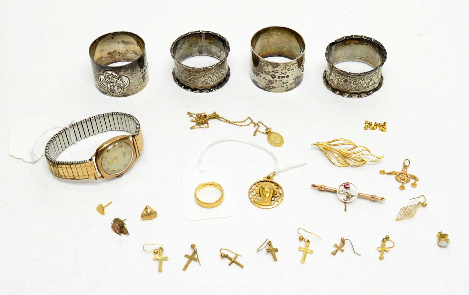 Lot 122 - Gold jewellery and silver napkin rings