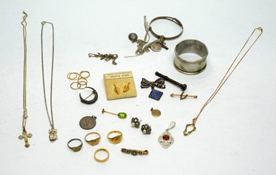 Lot 157 - Gold and other jewellery