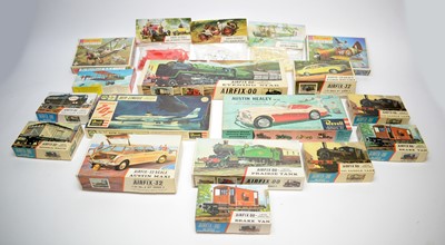 Lot 320 - A selection of scale model kits