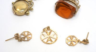 Lot 187 - A selection of gold chains and jewellery