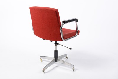 Lot 68 - A retro vintage mid 20th Century circa 1970s swivel office chair