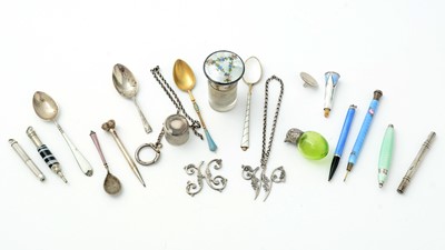 Lot 312 - A mixed lot of silver