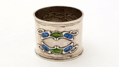 Lot 343 - An Edwardian silver napkin ring