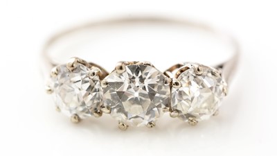Lot 536 - A three stone diamond ring