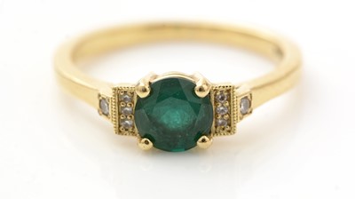 Lot 540 - An emerald and diamond ring