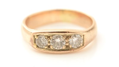 Lot 543 - A three stone diamond ring
