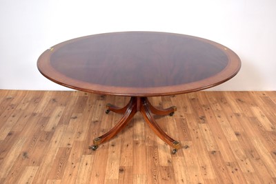 Lot 20 - A fine quality 20th Century mahogany and banded dining table by William Tillman