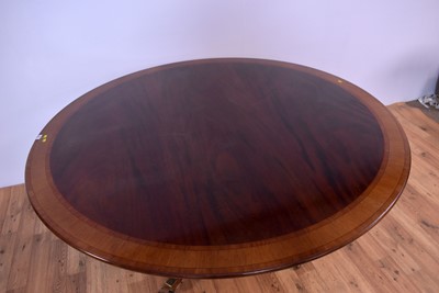 Lot 20 - A fine quality 20th Century mahogany and banded dining table by William Tillman