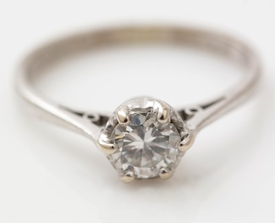 Lot 552 - A single stone solitaire diamond ring