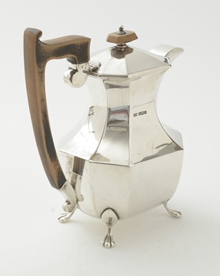 Lot 835 - A silver hot water jug, by Edward Viners