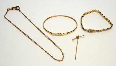 Lot 130 - A selection of 9ct yellow gold jewellery