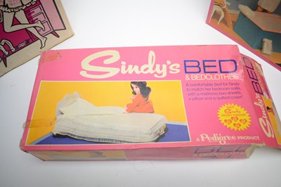 Lot 326 - A selection of Sindy toys and collectibles