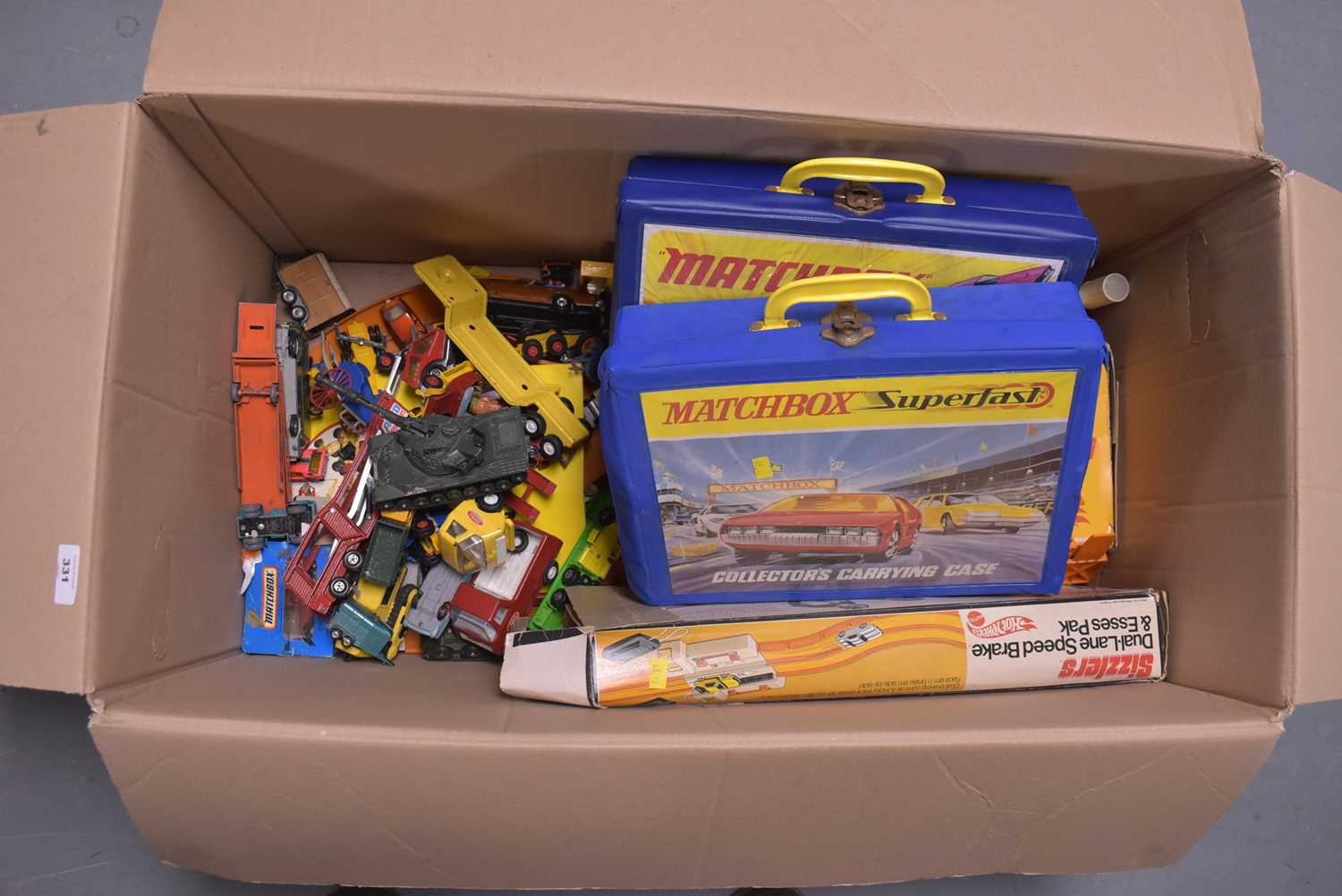 Lot 331 - A selection of toys, diecast models and collectibles