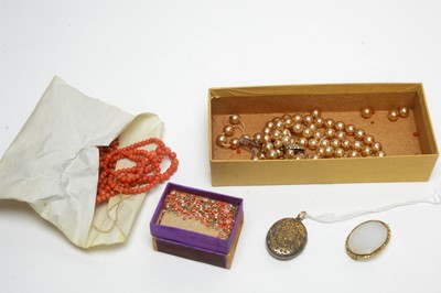 Lot 172 - An agate brooch; and other jewellery