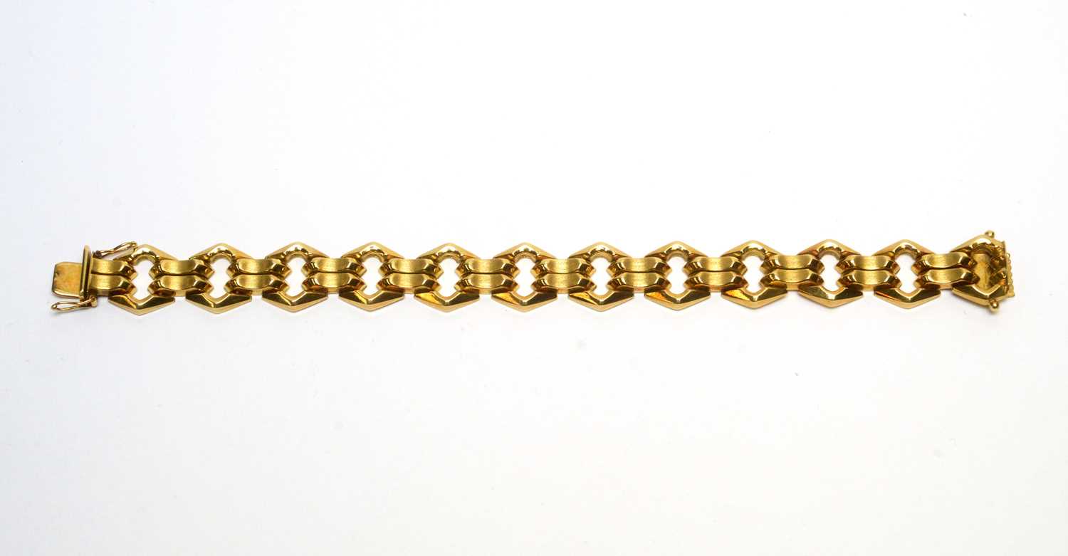 Lot 146 - A 14ct yellow gold bracelet