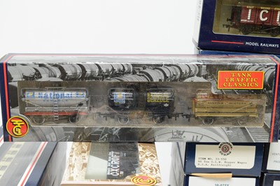 Lot 289 - Bachman 00-gauge rolling stock and coaches