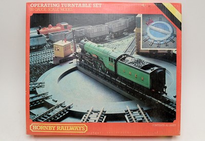 Lot 278 - Hornby 00-gauge model railway rolling stock, coaches, an operating turn-table set and other items