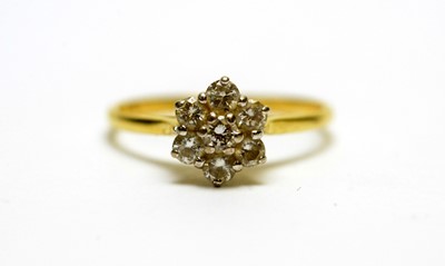 Lot 136 - A diamond cluster ring