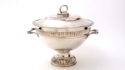 Lot 163 - A late 20th century continental silver soup tureen and cover