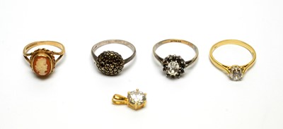 Lot 135 - A selection of rings
