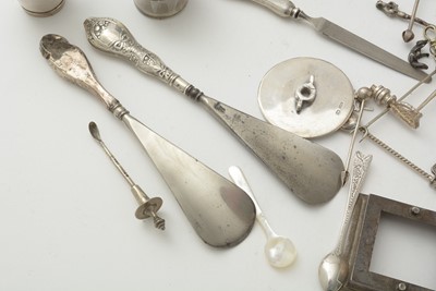 Lot 115 - A selection of silver items