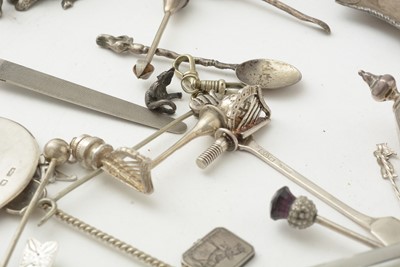 Lot 115 - A selection of silver items