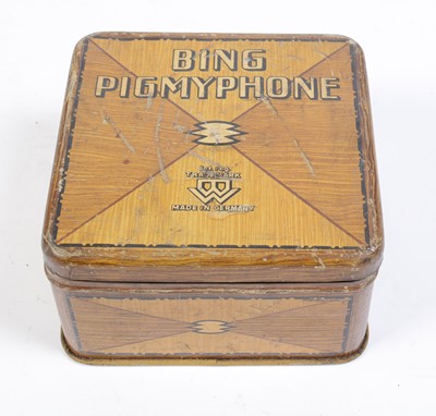 Lot 191 - A mid-20th Century German pigmyphone toy gramophone