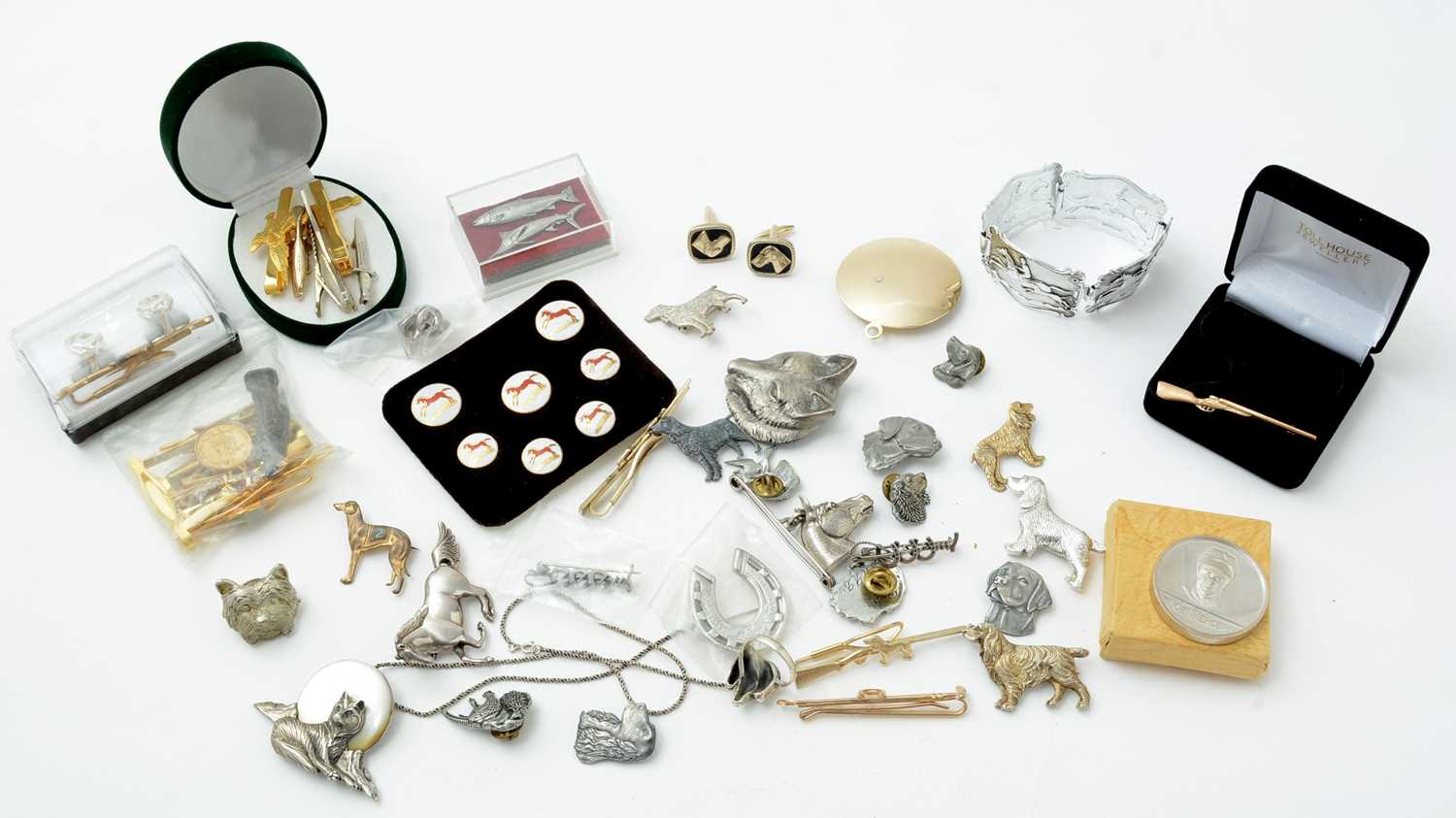 Lot 165 - A selection of Country Sports interest costume jewellery