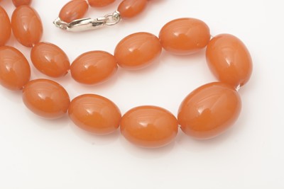 Lot 501 - An amber bead necklace