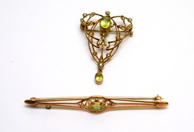 Lot 173 - An Edwardian peridot and seed pearl pendant and a brooch