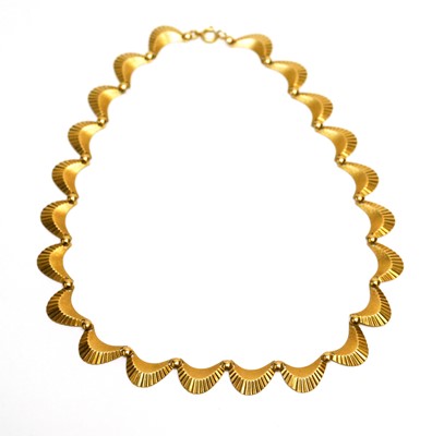 Lot 174 - A 9ct yellow gold fringe necklace
