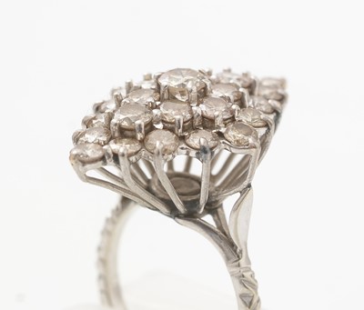 Lot 454 - A diamond dress ring