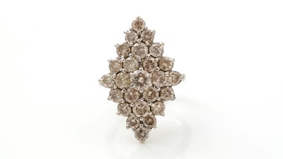 Lot 454 - A diamond dress ring