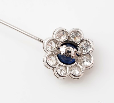 Lot 679 - An Edwardian sapphire and diamond pendant