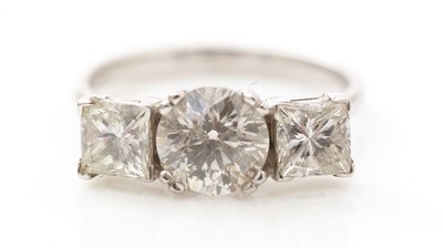 Lot 487 - A three stone diamond ring